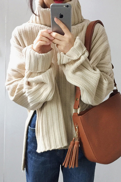 Дебел дамски пуловер с висока поло яка и цепки