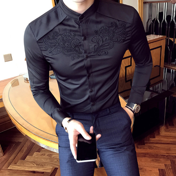 Κομψό πουκάμισο ατόμων με κεντήματα είναι ασπρόμαυρο