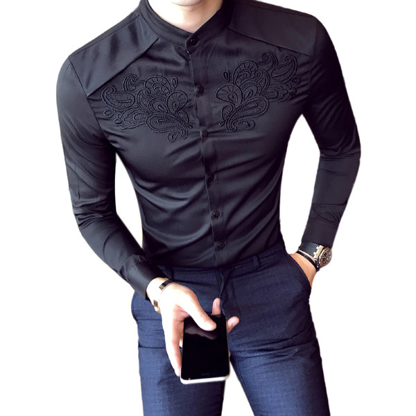 Κομψό πουκάμισο ατόμων με κεντήματα είναι ασπρόμαυρο