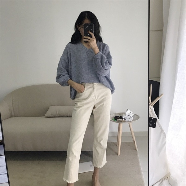 Γυναικεία πουλόβερ με λεπτή πλέξη και V-neckline