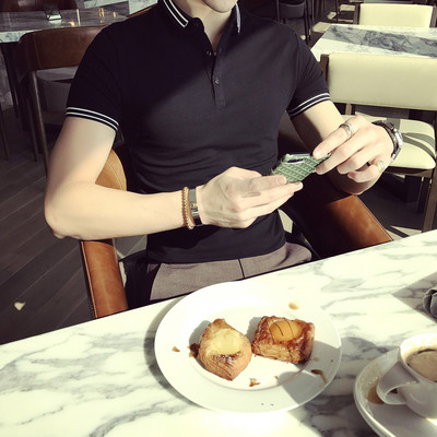 Υπνοδωμάτιο αρσενικό T-shirt με κολάρο και σούβλα σε μαύρο και άσπρο