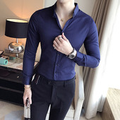 Ένα εκλεπτυσμένο και κομψό πουκάμισο με αποτέλεσμα σε πολλά χρώματα