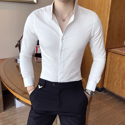 Ένα εκλεπτυσμένο και κομψό πουκάμισο με αποτέλεσμα σε πολλά χρώματα