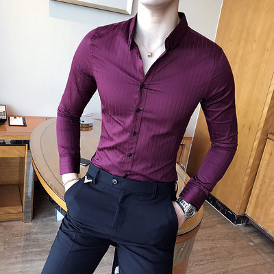 Ένα εκλεπτυσμένο και κομψό πουκάμισο με αποτέλεσμα σε πολλά χρώματα