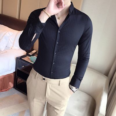 Ένα εκλεπτυσμένο και κομψό πουκάμισο με αποτέλεσμα σε πολλά χρώματα