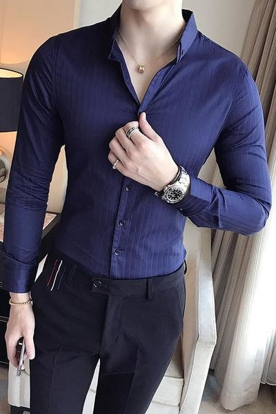 Ένα εκλεπτυσμένο και κομψό πουκάμισο με αποτέλεσμα σε πολλά χρώματα