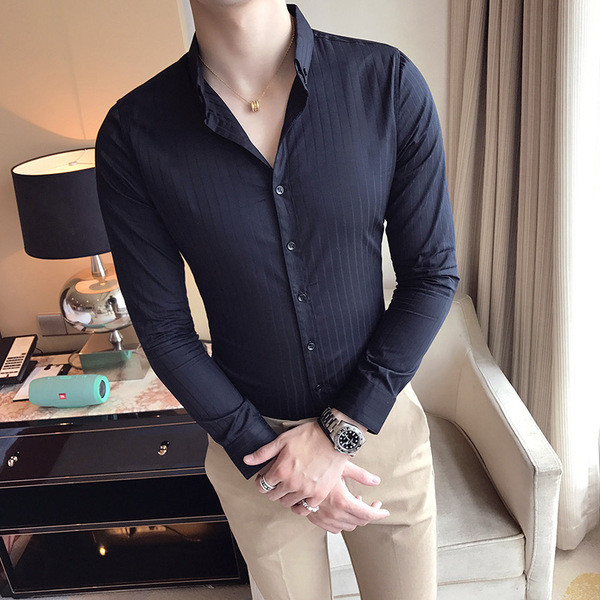 Ένα εκλεπτυσμένο και κομψό πουκάμισο με αποτέλεσμα σε πολλά χρώματα