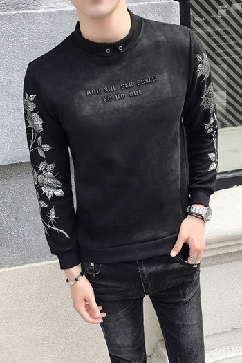 Ανδρική φθινοπωρινή μπλούζα με κεντήματα στα μανίκια και επιγραφή σε μαύρο χρώμα