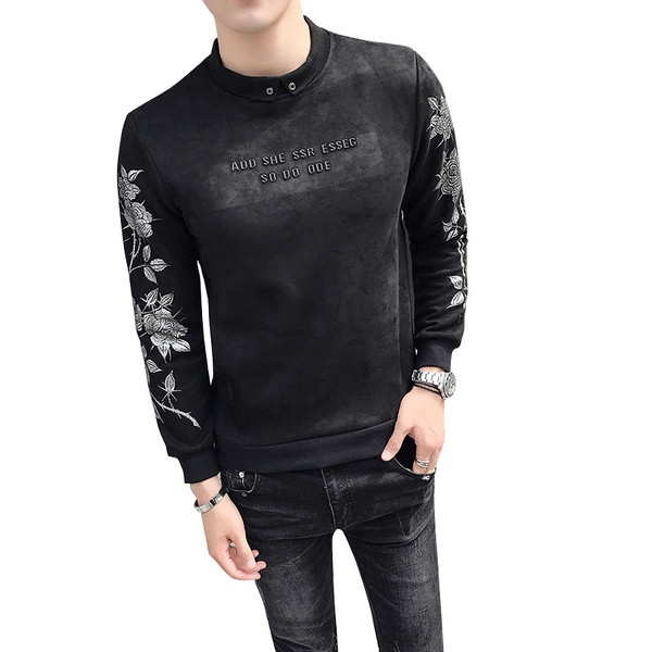 Ανδρική φθινοπωρινή μπλούζα με κεντήματα στα μανίκια και επιγραφή σε μαύρο χρώμα