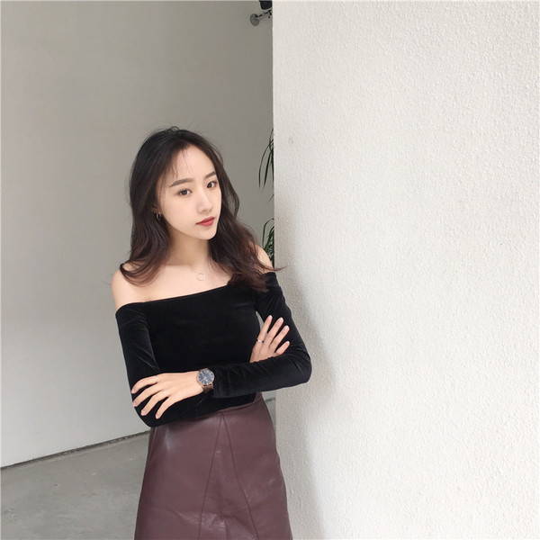 Λεπτή γυναικεία λεπτή μπλούζα με χαλαρούς ώμους