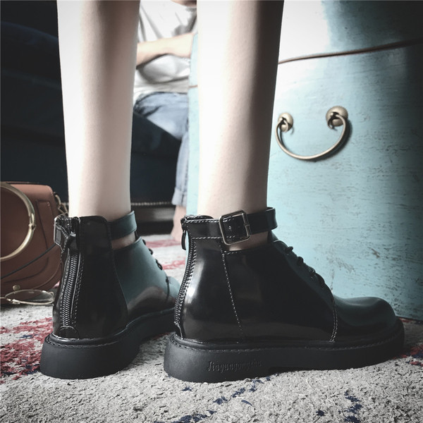 Дамски лачени боти с каишка