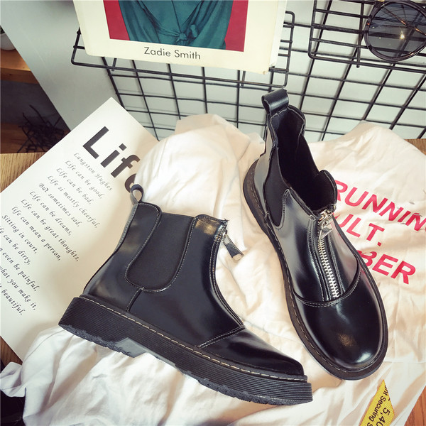 Γυναικείες δερμάτινες μπότες με μπροστινό φερμουάρ και χοντρό σόλα