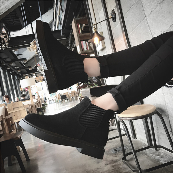 Дамски ватирани боти от изкуствен велур с метална халка в два цвята