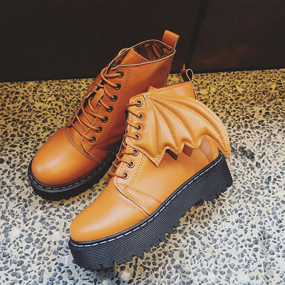 Ενδιαφέρουσες γυναικείες μπότες με διακόσμηση