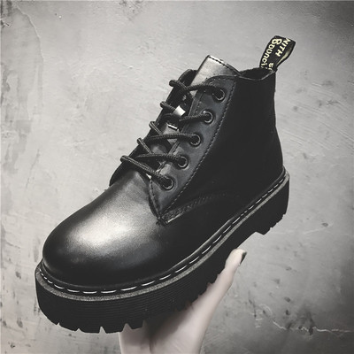 Ενδιαφέρουσες γυναικείες μπότες με διακόσμηση