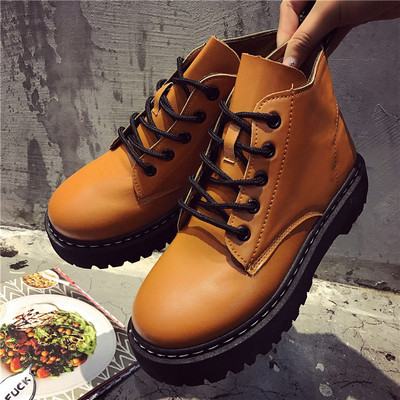 Ενδιαφέρουσες γυναικείες μπότες με διακόσμηση