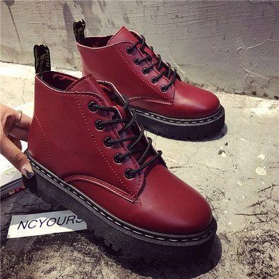 Ενδιαφέρουσες γυναικείες μπότες με διακόσμηση