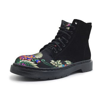 Κυρίες μπότες σε μαύρο χρώμα με floral διακόσμηση