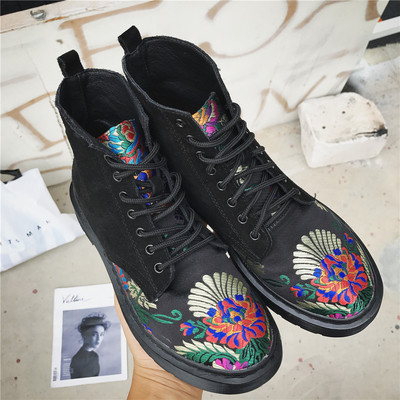 Κυρίες μπότες σε μαύρο χρώμα με floral διακόσμηση