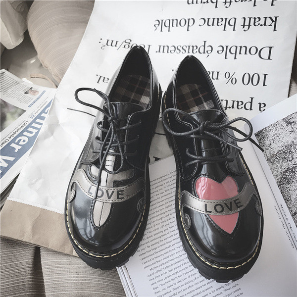 Γυναικεία αθλητικά κομψά πάνινα παπούτσια με ενδιαφέρουσα εφαρμογή