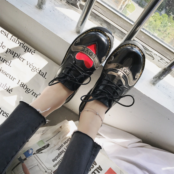 Γυναικεία αθλητικά κομψά πάνινα παπούτσια με ενδιαφέρουσα εφαρμογή