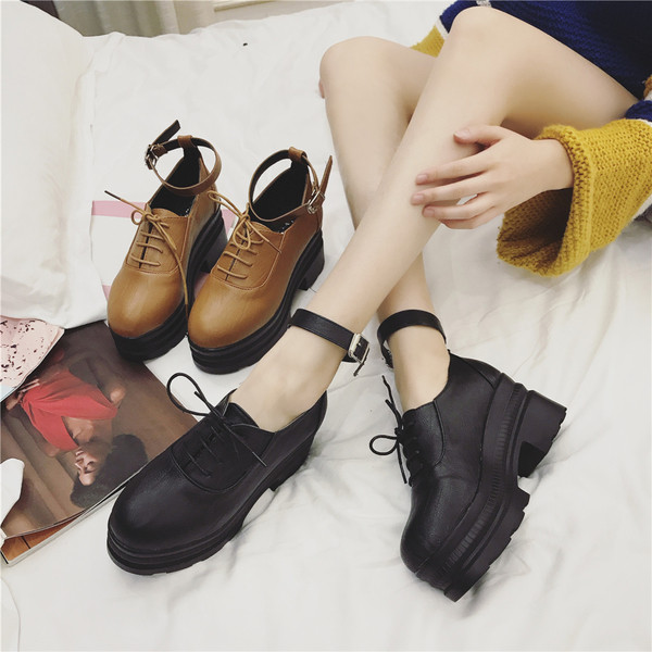 Περιστασιακά γυναικεία παπούτσια με ιμάντα και χοντρό πέλμα σε δύο χρώματα