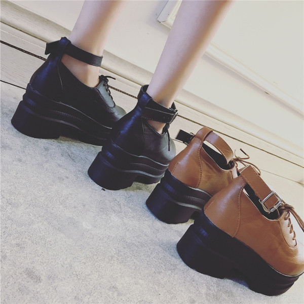 Περιστασιακά γυναικεία παπούτσια με ιμάντα και χοντρό πέλμα σε δύο χρώματα