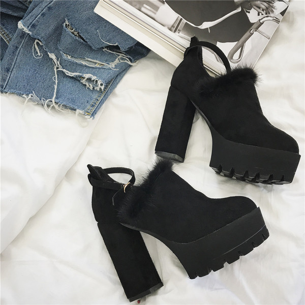 Εξαιρετικές γυναικείες μπότες με ιμάντα χαμηλής και μεγάλης διάρκειας με πλατφόρμα