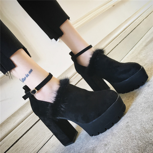 Εξαιρετικές γυναικείες μπότες με ιμάντα χαμηλής και μεγάλης διάρκειας με πλατφόρμα