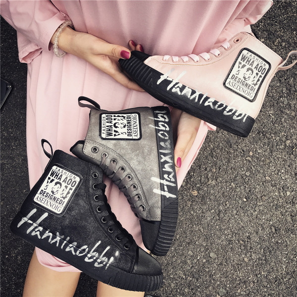 Ενδιαφέρουσες κυρίες παπούτσια με εκτύπωση και τριών χρωμάτων επιγραφή