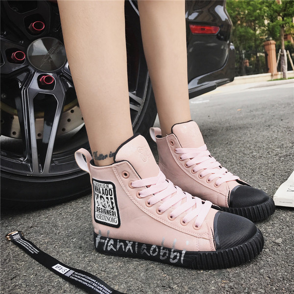 Ενδιαφέρουσες κυρίες παπούτσια με εκτύπωση και τριών χρωμάτων επιγραφή