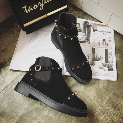 Дамски боти с капси в черен цвят