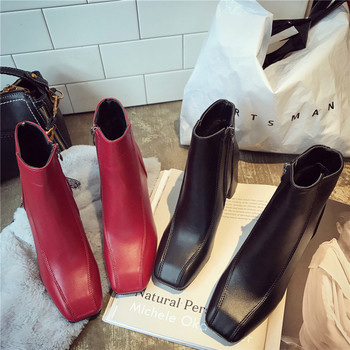 Καθαρίστε τις γυναικείες μπότες του μοντέλου σε παχύ κόκκινο και μαύρο χρώμα