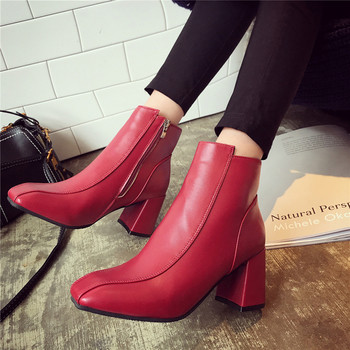 Καθαρίστε τις γυναικείες μπότες του μοντέλου σε παχύ κόκκινο και μαύρο χρώμα