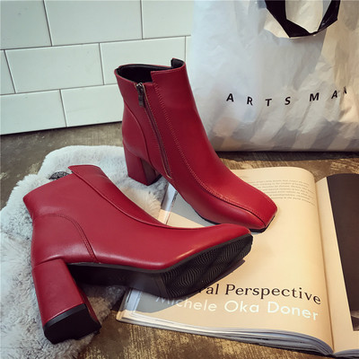 Καθαρίστε τις γυναικείες μπότες του μοντέλου σε παχύ κόκκινο και μαύρο χρώμα