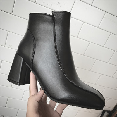 Καθαρίστε τις γυναικείες μπότες του μοντέλου σε παχύ κόκκινο και μαύρο χρώμα