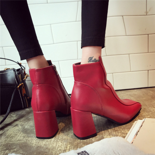 Καθαρίστε τις γυναικείες μπότες του μοντέλου σε παχύ κόκκινο και μαύρο χρώμα