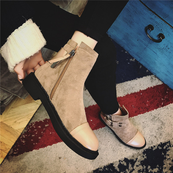 Стилни дамски боти с широка каишка и катарама в два цвята