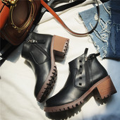 Κομψές γυναικείες μπότες με παχιά φτέρνα και φερμουάρ