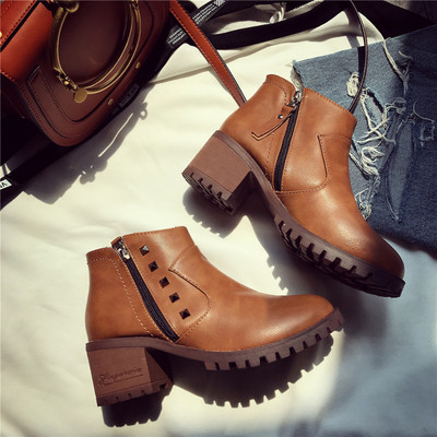 Κομψές γυναικείες μπότες με παχιά φτέρνα και φερμουάρ