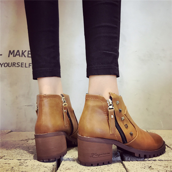 Κομψές γυναικείες μπότες με παχιά φτέρνα και φερμουάρ