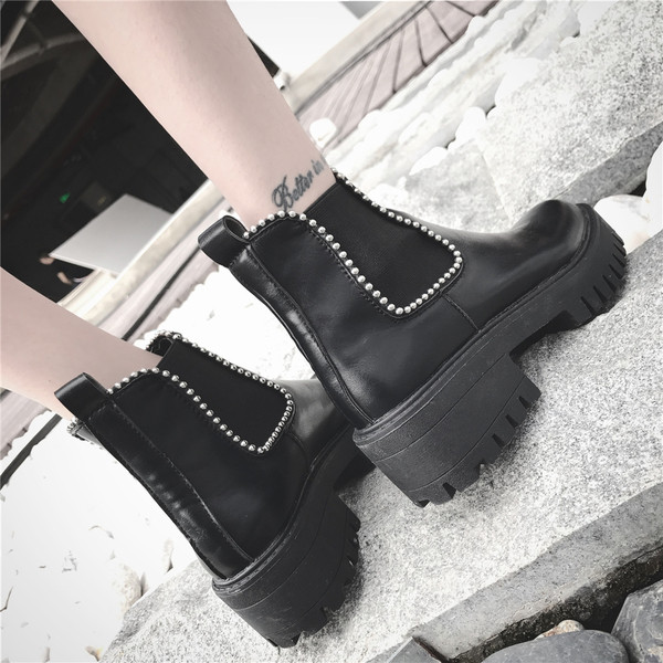 Стилни дамски боти с груба подметка и метална декорация