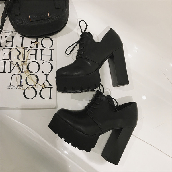 Εξαιρετικές γυναικείες μπότες με συνδέσεις υψηλής και υψηλής τάσης με πλατφόρμα