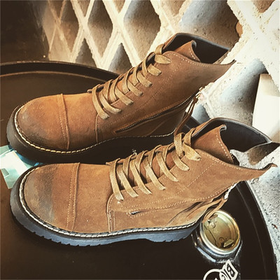 Κομψές κυρίες μπότες σε επίπεδη σόλα και πλαϊνό φερμουάρ