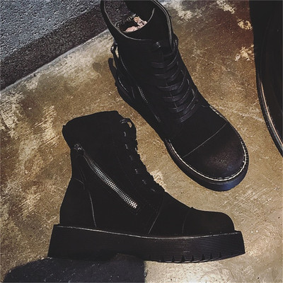 Κομψές κυρίες μπότες σε επίπεδη σόλα και πλαϊνό φερμουάρ