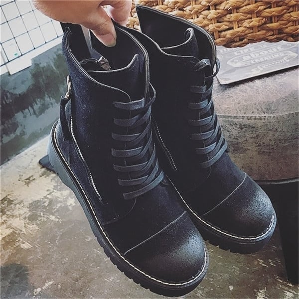 Κομψές κυρίες μπότες σε επίπεδη σόλα και πλαϊνό φερμουάρ