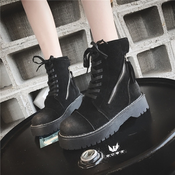 Κομψές κυρίες μπότες σε επίπεδη σόλα και πλαϊνό φερμουάρ