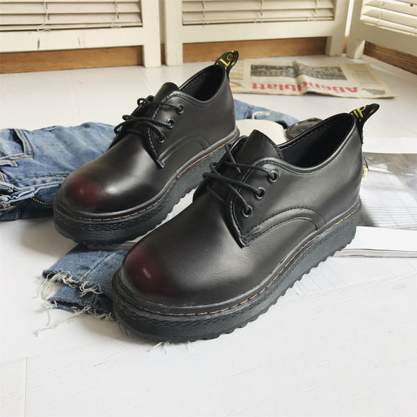 Περιστασιακά γυναικεία παπούτσια με επίπεδη σόλα και ροή στο μπροστινό μέρος