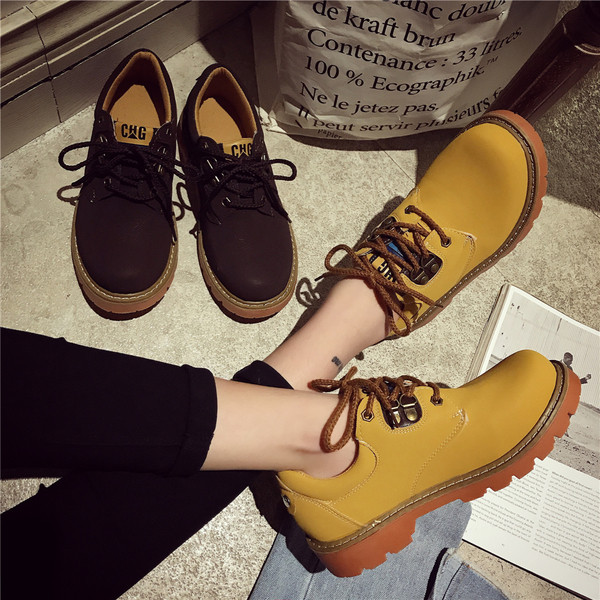 Γυναικεία παπούτσια με δύο χρωματικούς δεσμούς