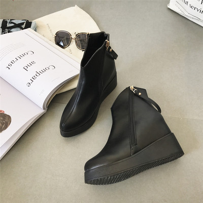 Κομψές κυρίες μπότες σε μια πλατφόρμα σε απλό σχέδιο και ελαφρώς κωνικό